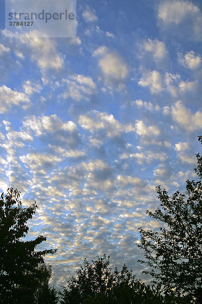 Wolken am blauen Abendhimmel