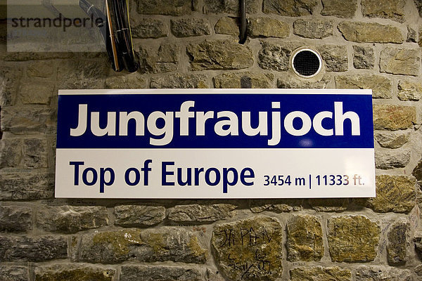 Schild der Station Jungfraujoch  Europas höchstem Bahnhof  Berner Oberland  Schweiz
