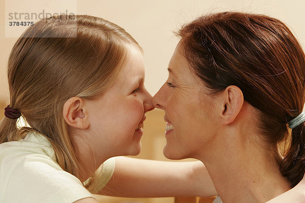 Mutter und Tochter beim Nasenkuss