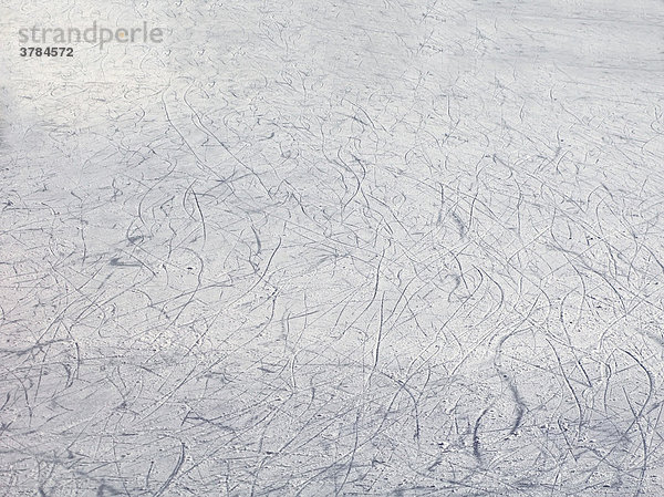 Fläche eines Eislaufplatzes mit Spuren von Schlittschuhen am Eis