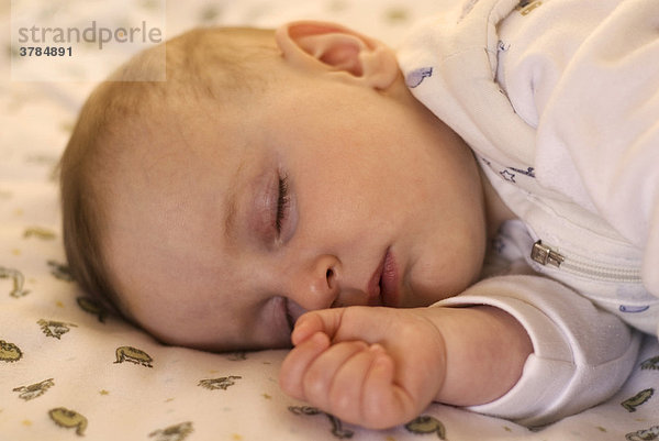 Schlafendes Baby  Junge  6 Monate