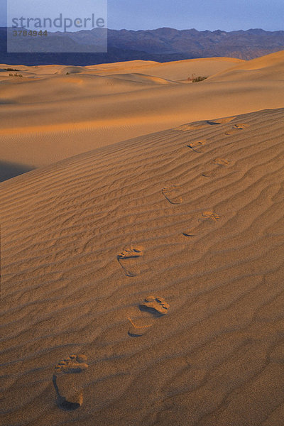 Fußspuren im Sand Mesquite Flats Sanddünen im Death Valley Nationalpark Kalifornien USA