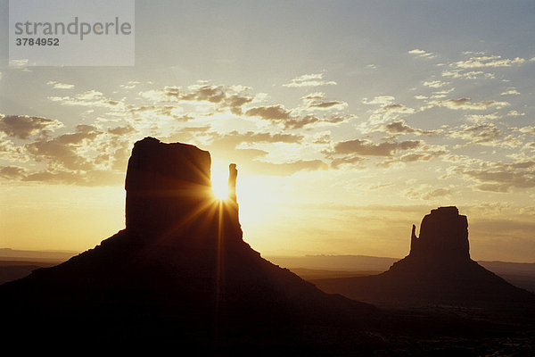 Sonnenaufgang hinter The Mittens im Monument Valley Arizona USA