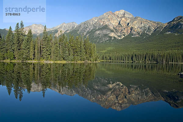 Spiegelung des Pyramid Mountain im Bergsee Pyramid Lake  Jasper Nationalpark  Alberta  Kanada