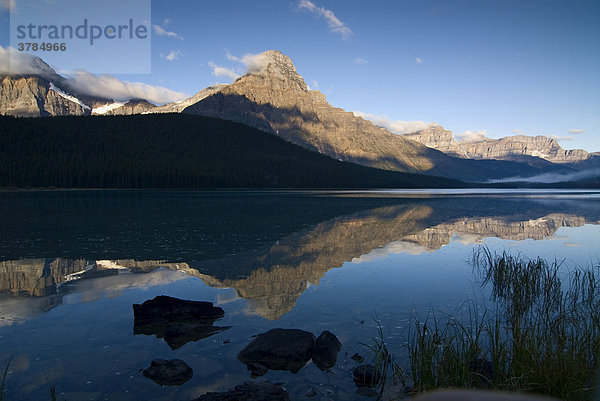 Morgendliche Spiegelung des Mount Chephren im Lower Waterfowl Lake  Waputik Mountains  Banff Nationalpark  Alberta  Kanada