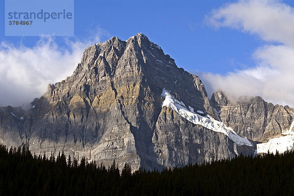 Wolkenumwaberte Ostwand des Howse Peak im Morgenlicht  Waputik Mountains  Banff Nationalpark  Alberta  Kanada