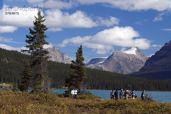 Touristen am Bow Lake Berge Mount Hector und Bow Peak  Bow Valley  Banff Nationalpark  Alberta  Kanada