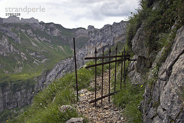 Bergweg mit eisernem Viehgatter im Alpsteingebirge Kanton Appenzell  Schweiz