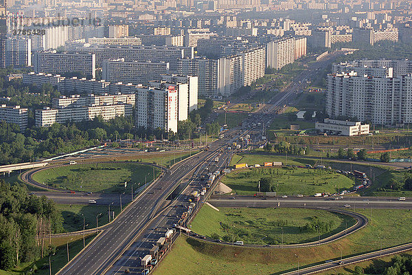Kontrollpunkt an der Autobahneinfahrt in die Stadt  Moskau - Birulevo-Bezirk. Russland