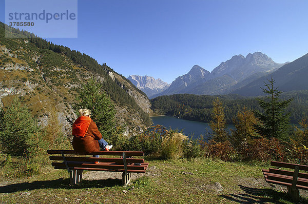 Frau am Blindsee  Blick auf die Zugspitze   Sonnenspitze und Schartenkopf  Tirol  Österreich