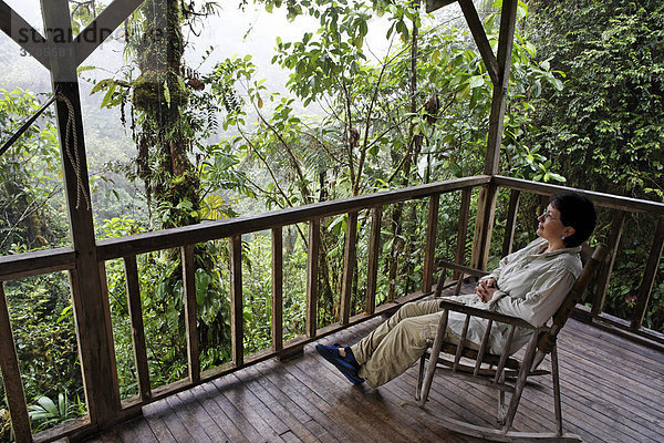 Frau in Schaukelstuhl  Rara Avis Lodge  River Edge Cabin  Las Horquetas  Costa Rica