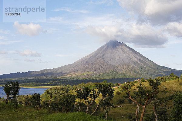 Aktiver Vulkan Arenal und Arenalsee bei Fortuna  Costa Rica