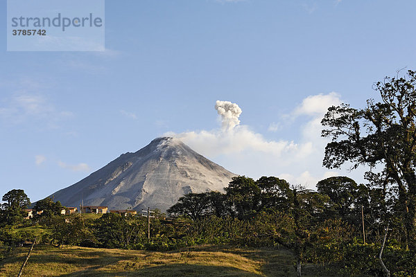 Aktiver Vulkan Arenal bei Fortuna  Rauchwolke nach Eruption  Costa Rica