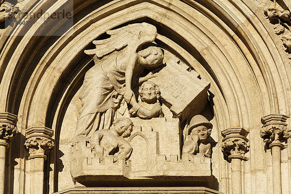 Tympanon-Relief am südlichen Westportal von Dom St. Peter  Engel befreit Petrus  Regensburg  Oberpfalz  Bayern