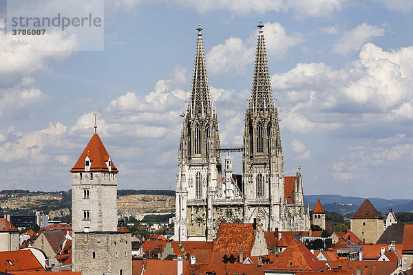 Goldener Turm und Dom  Blick vom Turm der Dreieinigkeitskirche  Regensburg  Oberpfalz  Bayern