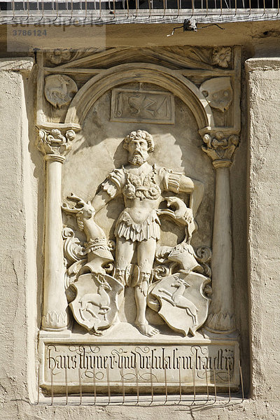 Relief an Kaiserherberge Zum Goldenen Kreuz  Haidplatz  Regensburg  Oberpfalz  Bayern