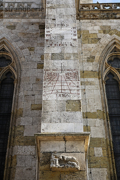 Sonnenuhr an Domfassade  Dom St. Peter  Regensburg  Oberpfalz  Bayern