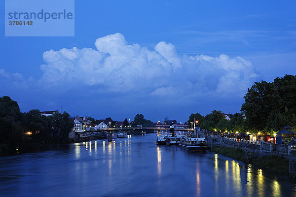 Donau abends  Blick von Steinerne Brücke  Regensburg  Oberpfalz  Bayern