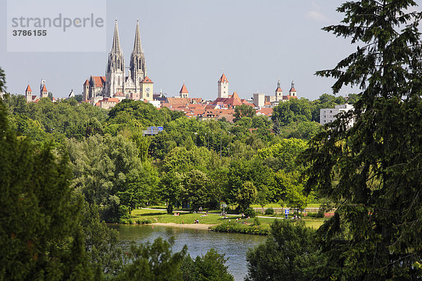 Regensburg mit Donau  Blick von Winzer  Oberpfalz  Bayern