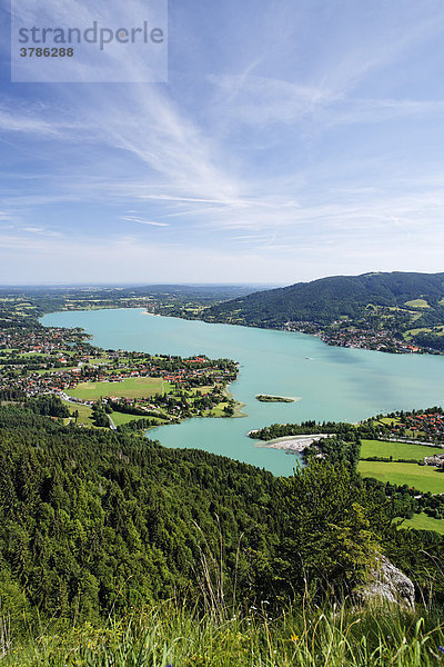 Tegernsee mit Bad Wiessee  Blick von Ringspitz  Oberbayern   Deutschland