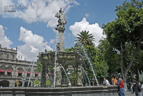 Brunnen am Zocalo Puebla Mexico