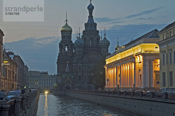 Der Gribojedow Kanal mit der Auferstehungskirche im Hintergrund St.Peterburg Russland