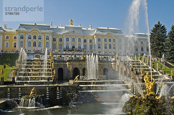 Der große Palast mit der Samsonfontaine Peterhof St.Peterburg Russland