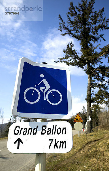 Hinweisschild für Radfahrer zum Gipfel des Grand Ballon  Elsass / Vogesen  Frankreich