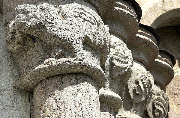 Detail am romanischen Portal  Mittelalterliche Landkirche und Pilgerzemtrum in Fröjel  Gotland  Schweden