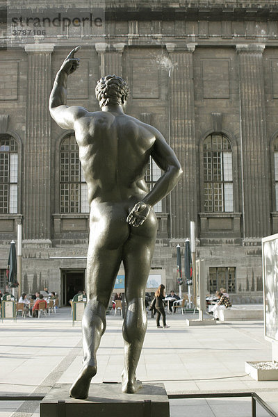 Skulptur vor dem Pergamon Museum in Berlin Deutschland Europa