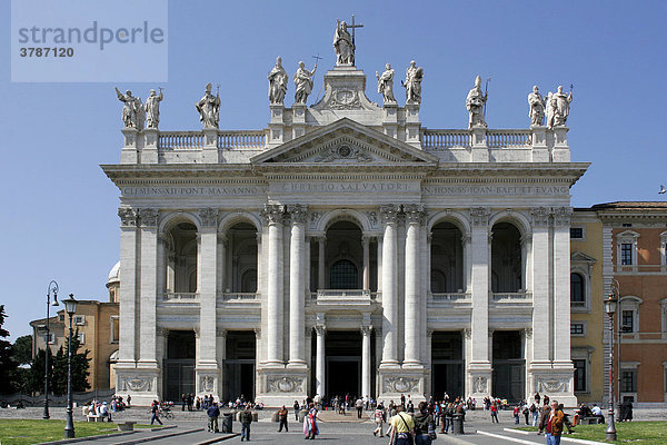 Frontfassade der Lateranbasilika (San Giovanni in Lateran)  Kathedrale des Bischofs von Rom Italien Europa