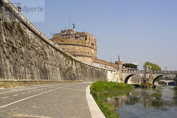 Uferweg am Tiber mit Blick auf die Engelsburg und die Engelsbrücke in Rom Italien Europa