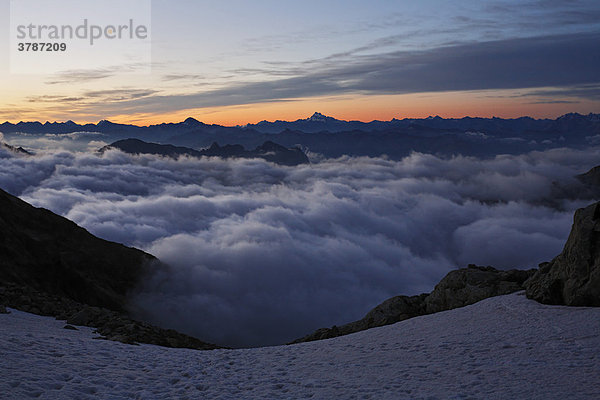 Aufstieg zum Mont Pelvoux 3.946 m  Blick auf Cottische Alpen mit Monviso  Provence-Alpes-Cote de Azur  Hautes-Alpes  Frankreich