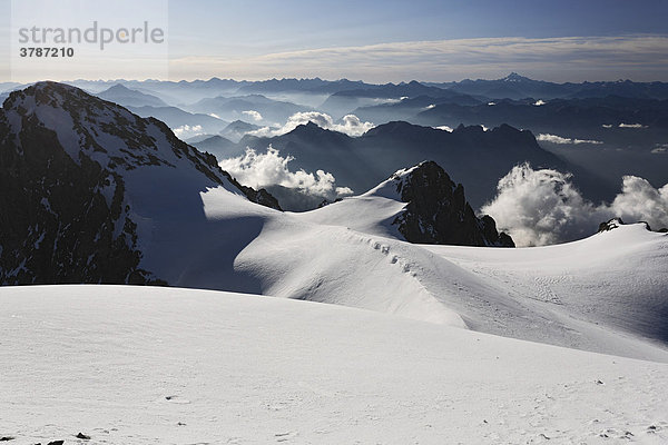 Blick vom Mont Pelvoux 3.946 m auf Cottische Alpen mit Monviso  Provence-Alpes-Cote de Azur  Hautes-Alpes  Frankreich