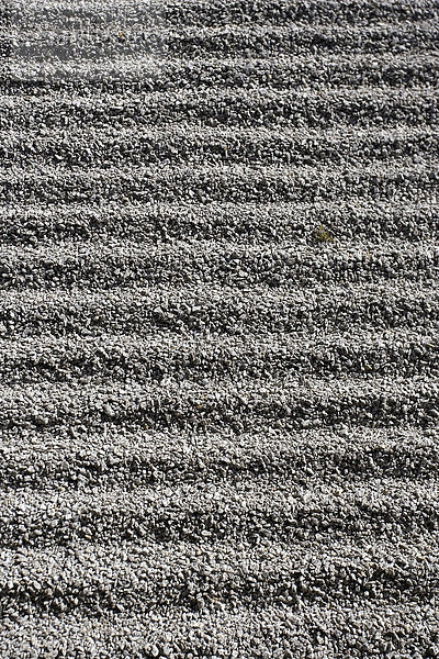 Frisch gezogene Muster in einem japanischen Garten