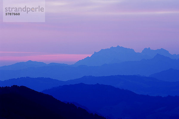 Sonnenaufgang auf der Rigi mit Blick in die Alpen  Zentralschweiz  Schweiz