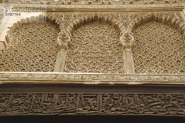 Schnitzereien in Stein und Zedernholz an der Fassade der Medersa Bou Inania Fez Morocco