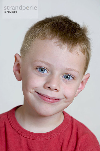 Ein Junge  5 Jahre alt  lächelnd  Portrait