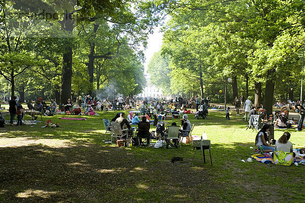 Familien beim Grillen im Tiergarten im Hintergrund Schloss Bellevue  Berlin  Deutschland