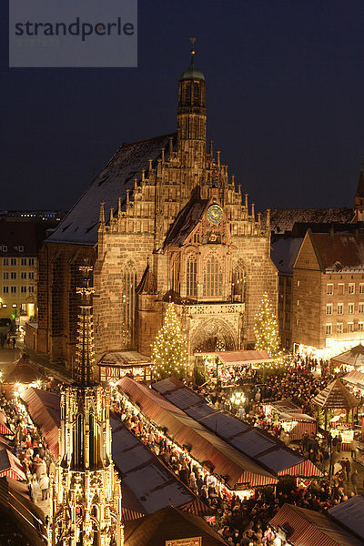 Nürnberg Schöner Brunnen - Christkindlesmarkt - Hauptmarkt mit Frauenkirche  Bayern  Deutschland