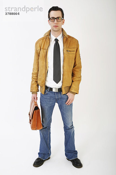 Junger Mann mit brauner Lederaktentasche
