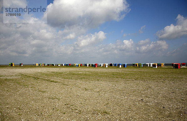 Strandkörbe am Strandbad von Dornumersiel  Niedersachsen  Ostfriesland  Deutschland