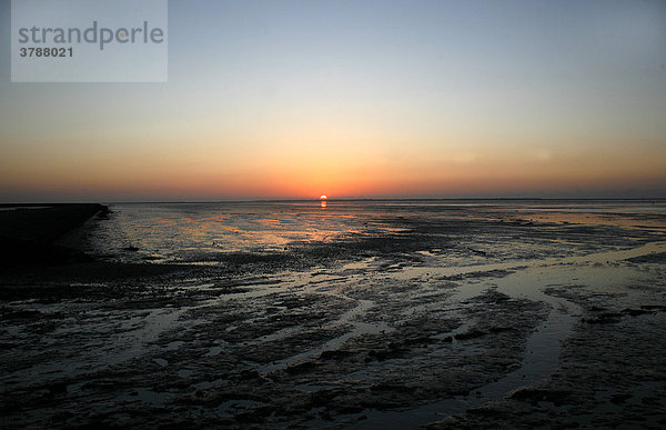 Sonnenuntergang über dem Wattenmeer  Nordsee  Ostfriesland  NiedersachsenDeutschland