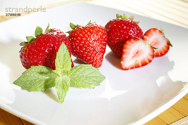Frische Erdbeeren  Pfefferminze