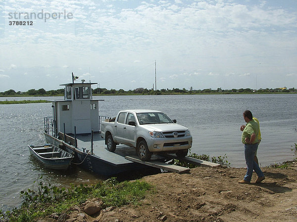 Abenteuerliche Autofähre am Rio Paraguay