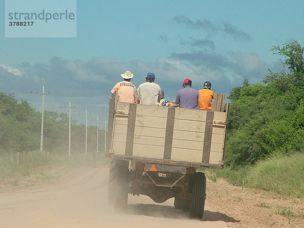 Gefährlicher Lastwagen mit Menschen auf einsamer Landstraße  Gran Chaco  Paraguay