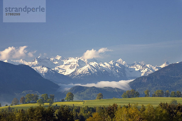 Bayrisches Voralpenland mit Karwendel-Gebirge  Oberbayern  Deutschland