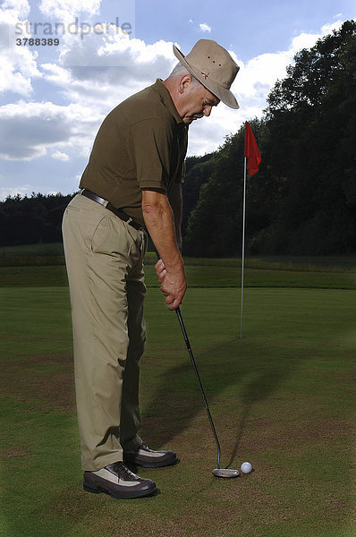 64 jähriger Herr beim golfen