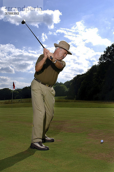 64 jähriger Herr beim golfen
