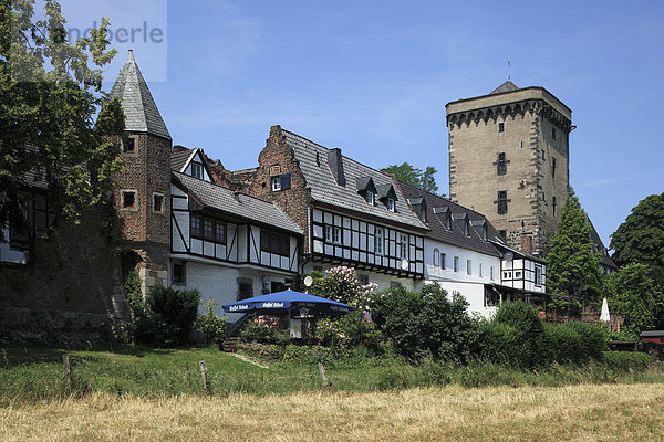 Rheintor mit Zollturm  Zons  Dormagen  Nordrhein-Westfalen  Deutschland  Europa